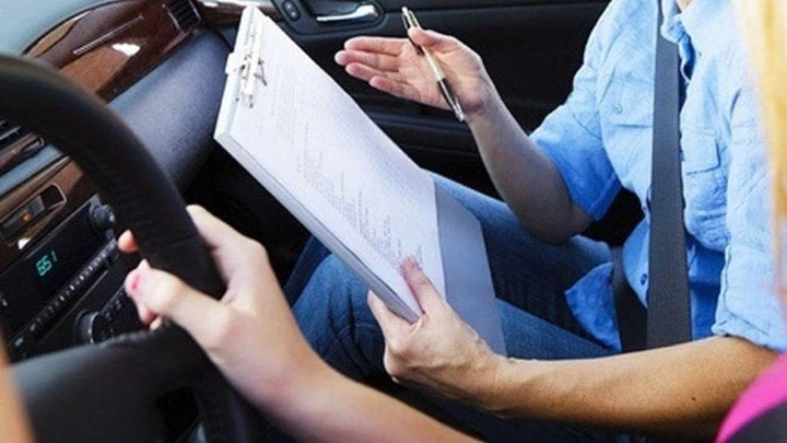 «Χειρόφρενο» στις εξετάσεις για την έκδοση διπλωμάτων – Στον αέρα 4.000 υποψήφιοι οδηγοί